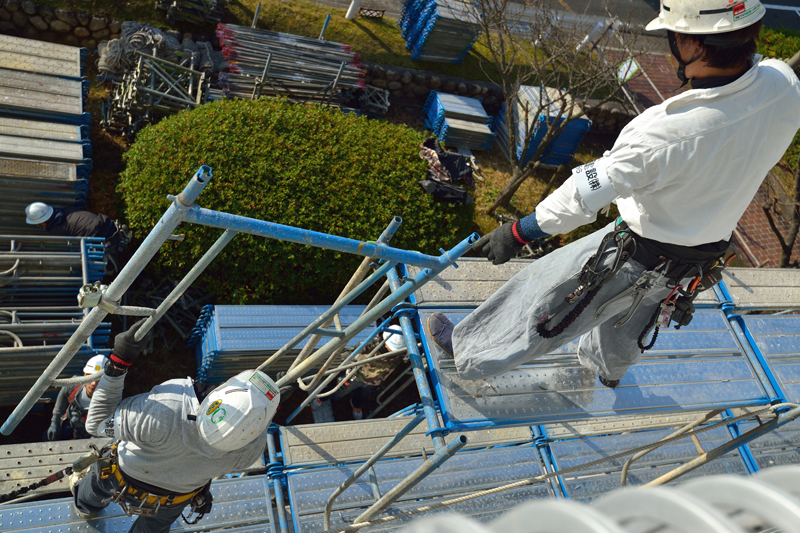 <p>外壁塗装の作業風景です。まずは足場を作っていきます。終わったら洗浄して作業開始です。</p>